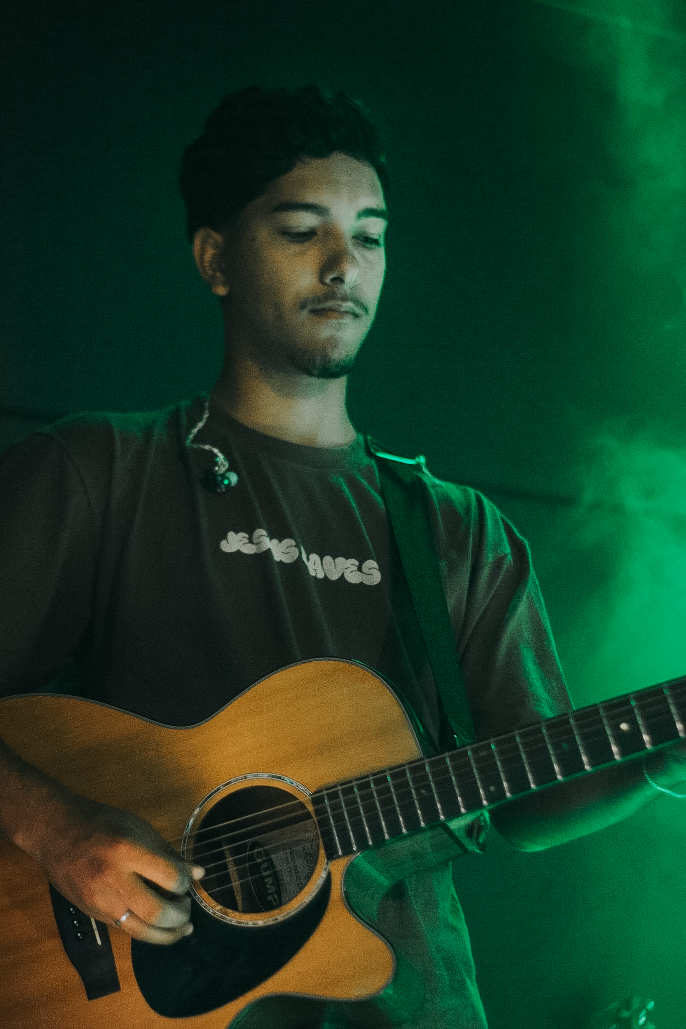 Músico tocando violão durante o culto