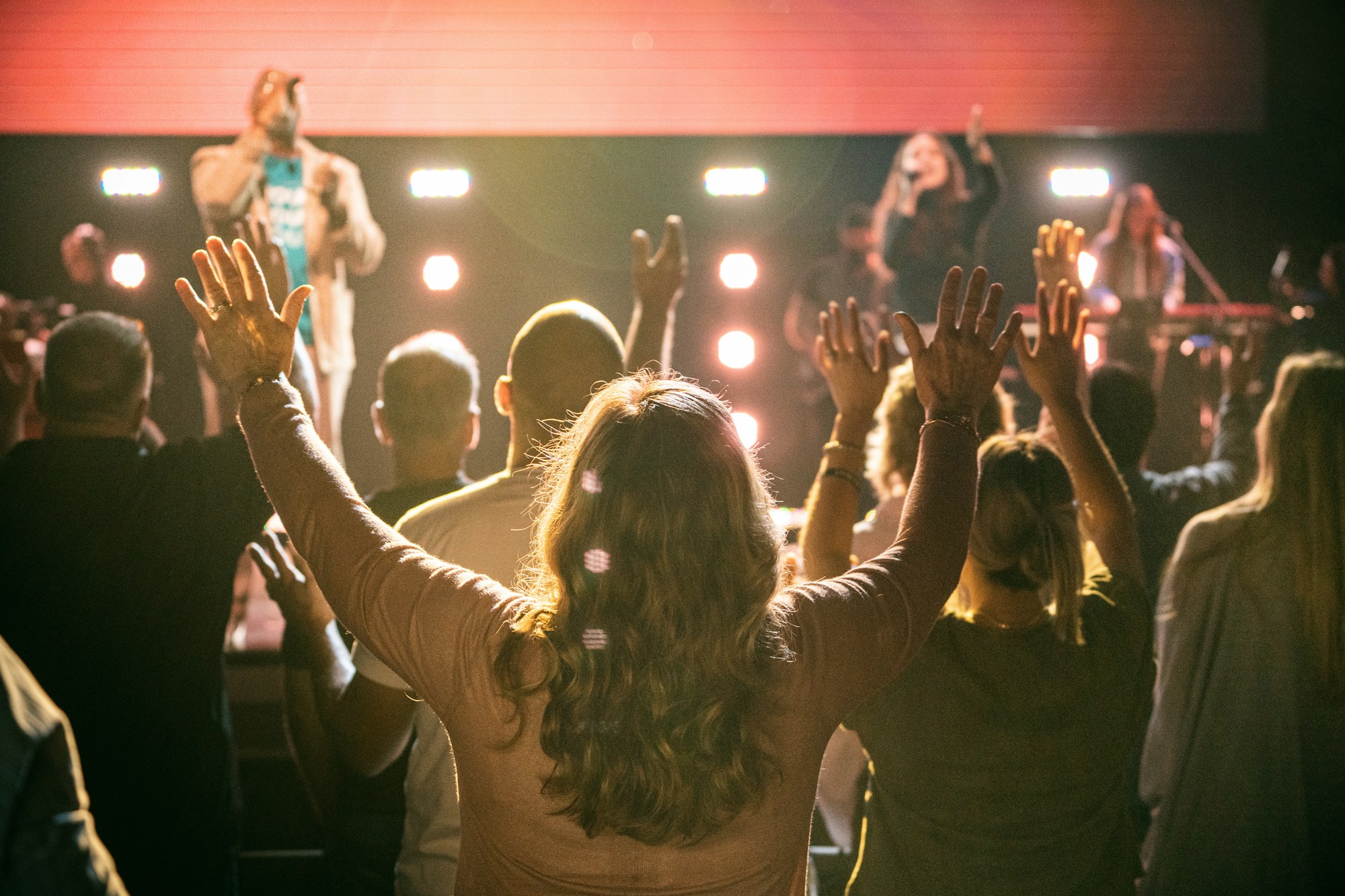 Comunidade reunida em um culto